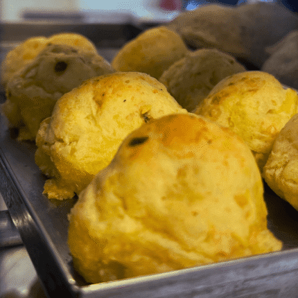 Bolinho de mandioca com castanha de caju